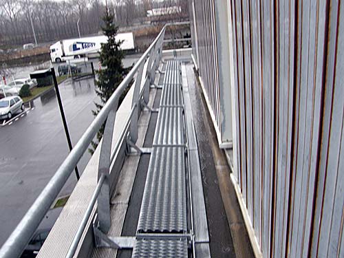 Garde-corps p�riph�rique de toiture et passerelle