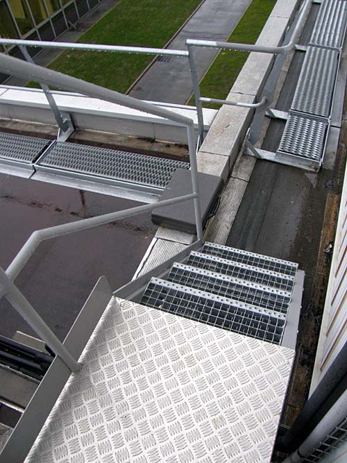 Garde-corps p�riph�rique de toiture et escalier